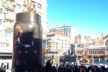 Памятник Ленину в Киеве заменили золотым унитазом