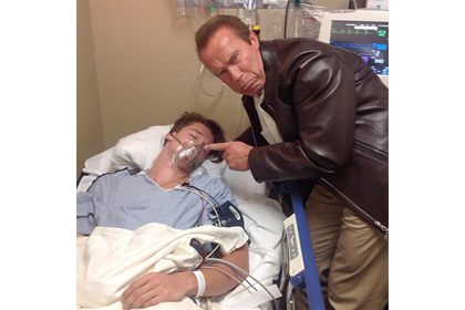 Шварценеггер сфотографировался рядом с лежащим без сознания сыном