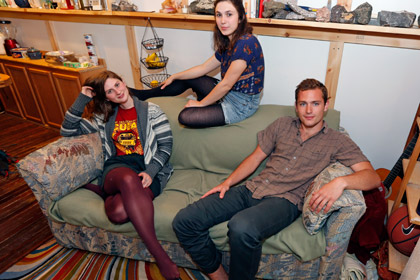 Компания друзей нашла в старом диване 40 тысяч долларов