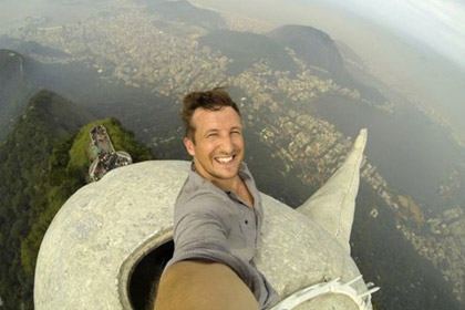 Блогер сделал селфи на вершине статуи Христа в Рио