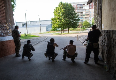 Ополченцы на бронетехнике выдвинулись в сторону аэродрома Краматорска