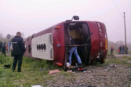 На Сахалине грузовой поезд протаранил автобус