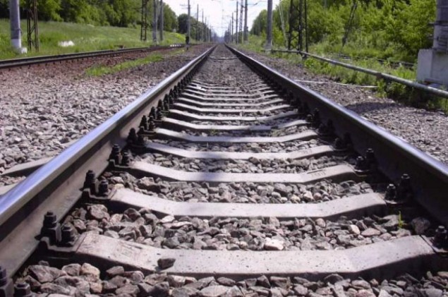 В Абакане мужчина зашел под двигавшийся мимо поезд