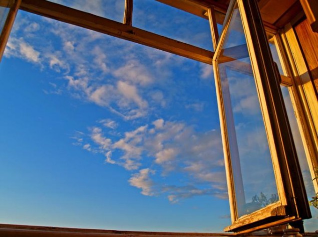 В Абакане женщина прыгнула с балкона 4 этажа и выжила