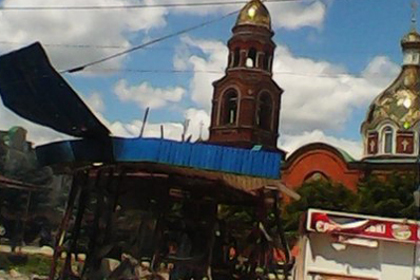 В Славянске обстреляли храм с прихожанами