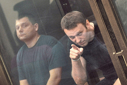 Навальному продлили испытательный срок