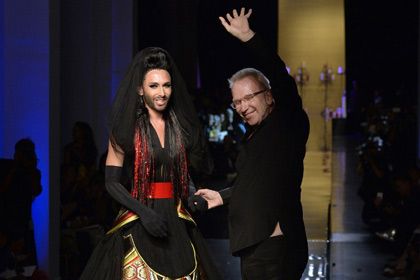 Кончита Вурст примерила платье невесты на неделе моды в Париже