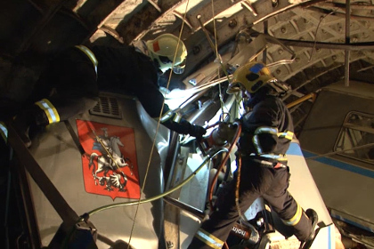 Из сошедших с рельсов вагонов метро извлекли всех пассажиров