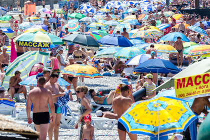 В туристку бросили камень за отказ встать при исполнении российского гимна