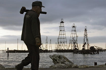 Цена на нефть упала ниже 100 долларов за баррель впервые за 14 месяцев