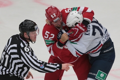 Матч КХЛ запомнился побоищем