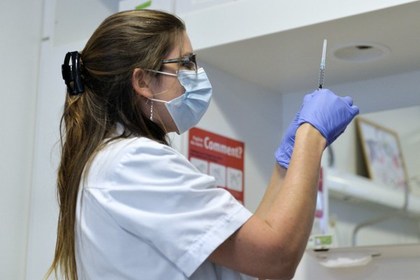 Вакцина против Эболы станет доступна не раньше 2015 года