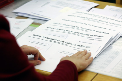 Повышение зарплат бюджетникам приостановят в 2015 году