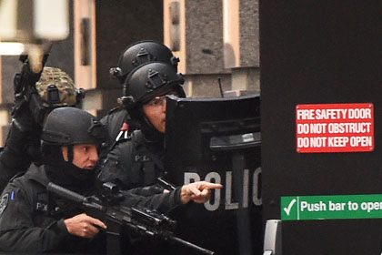 Журналисты насчитали 15 заложников в захваченном австралийском кафе