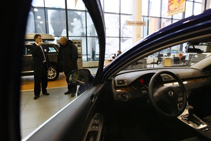 «Ведомости» сообщили о приостановке продаж иномарок