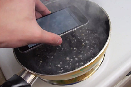 Видео варки iPhone 6 в кока-коле стало хитом интернета