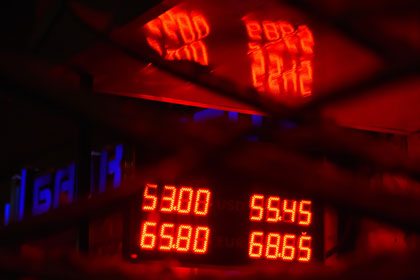 Курс доллара приблизился к 54 рублям