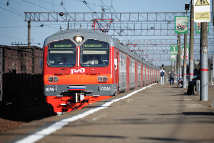 Грузовой поезд врезался в пассажирский автобус в Подмосковье