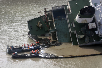 В Китае при крушении буксира пропали без вести более 20 человек