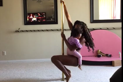 В интернете раскритиковали молодую мать за танец с ребенком у шеста