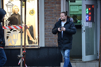 На открытии торгов курс доллара упал ниже 63 рублей