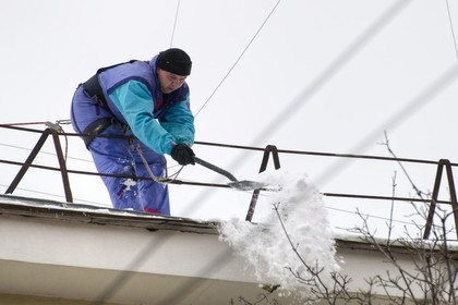 Ледяная глыба упала на москвичку с коляской