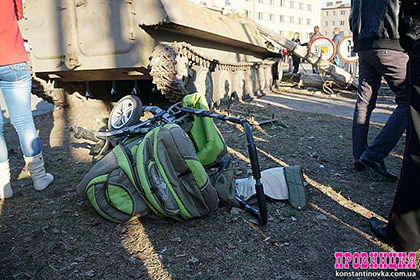 В Донецкой области бронемашина сбила женщину с детьми