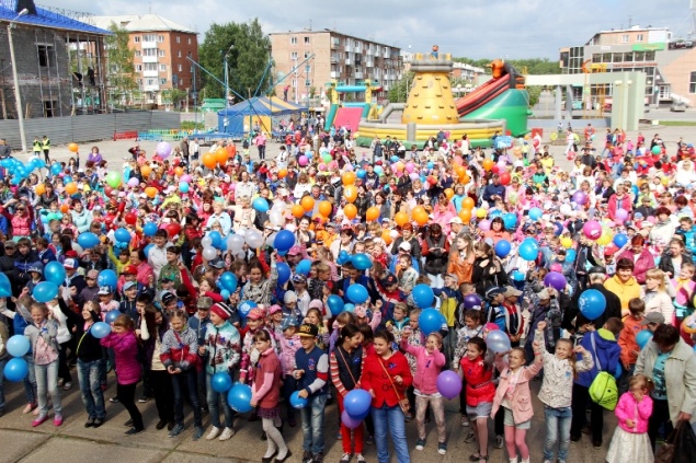 1500 ачинских ребят в День защиты детей прошли праздничной колонной по городу и приняли участие в самой массовой детской зарядке