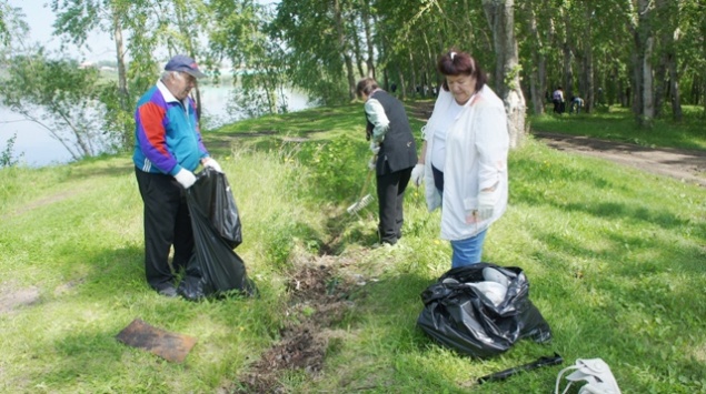 В ходе общегородской акции по очистке берега Чулыма собрано 40 кубометров мусора