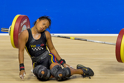 Венесуэльская тяжелоатлетка упала в обморок со штангой над головой