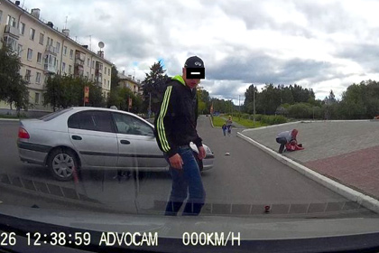 В Свердловской области автомобиль сбил отца с тремя детьми