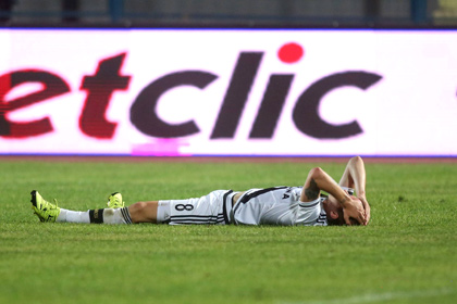 Матч Лиги Европы остановили из-за брошенного в футболиста камня