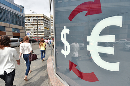 Курс доллара упал ниже 65 рублей