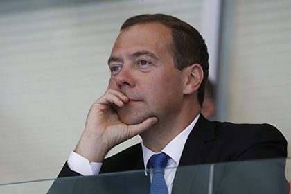 Медведев запретил тратить на машины министров больше 2,5 миллиона рублей