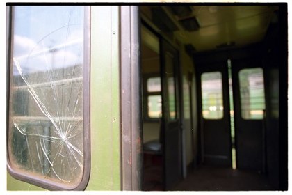 Отскочивший от поезда камень пробил голову бросившему его ребенку