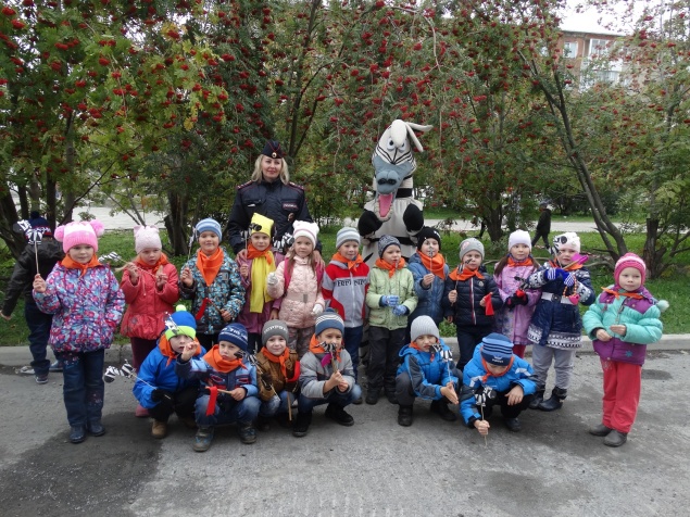 Автоинспекторы и юные ачинцы провели акцию «Пешеходам - безопасные дороги!»