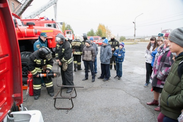 Ачинские школьники и студенты побывали в гостях у огнеборцев