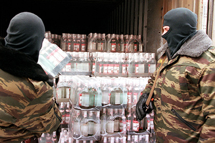 Медведев разрешил уничтожать нелегальный алкоголь