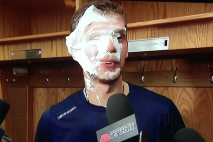 Ставший первой звездой дня НХЛ Кузнецов получил от Овечкина кремом в лицо