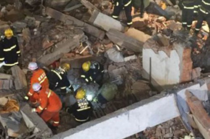 При обрушении здания в Китае погибли 17 человек