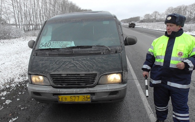 Дорожные полицейские в Ачинске в рамках операции «микроавтобус» проверили более 100 транспортных средств