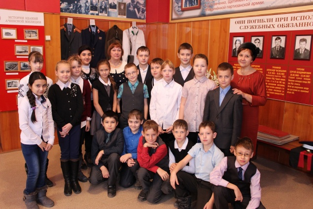Ачинские школьники поздравили полицейских с предстоящим праздником