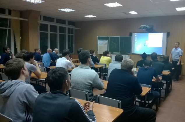 Госавтоинспекторы в Ачинске разъясняют преимущество сайта госуслуг среди курсантов автошкол