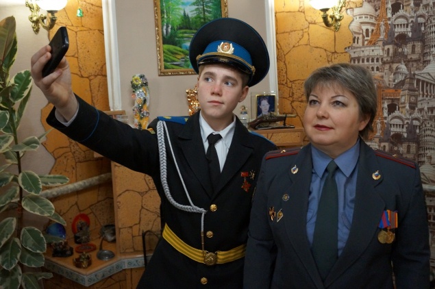 Дети сотрудников полиции подражают своим полицейским мамам