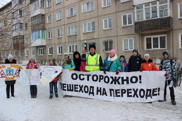 Инспекторы ДПС совместно с юными помощниками призвали водителей к взаимовежливости на дороге
