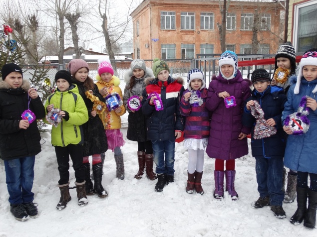 Дорожные полицейские с подшефными детьми стали участниками акции «Новогодняя мастерская игрушек»
