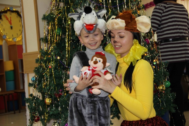 Мартышка передала привет маленьким ачинцам и их родителям