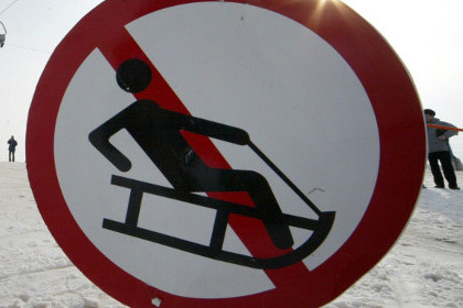 Житель Омска разбился во время катания на прикрепленных к автомобилю санках