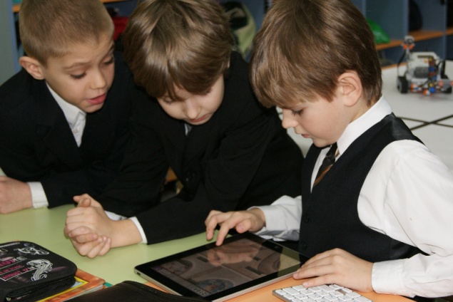 Астахов предложил запретить детям пользоваться телефонами в школах