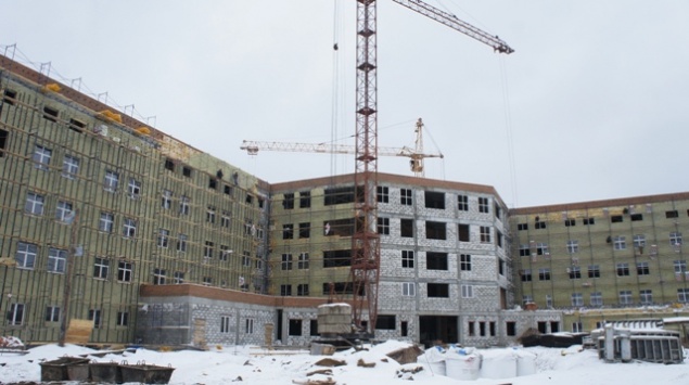 В здании перинатального центра начались работу по установке окон